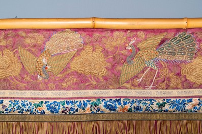 Un panneau en broderie de soie et de fil d'or &agrave; d&eacute;cor de dragons et de ph&eacute;nix, Chine, 19&egrave;me
