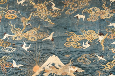Een groot Japans geborduurd zijden paneel met kraanvogels en karpers rond de berg Fuji, Meiji, 19e eeuw