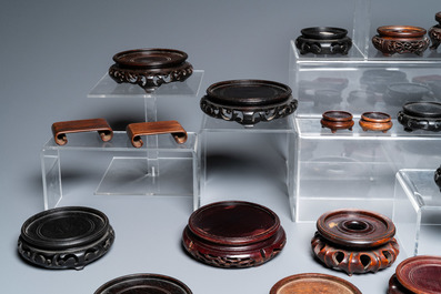 Een diverse collectie Chinese houten sokkels, 19/20e eeuw