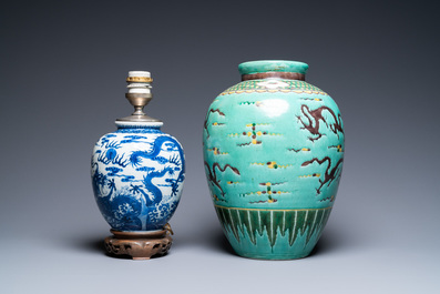 Twee Chinese blauw-witte en famille verte vazen en twee schotels, Kangxi en later