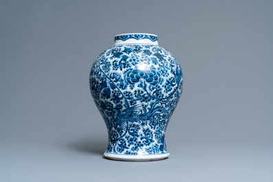 Een Chinese blauw-witte 'feniksen' vaas, Kangxi