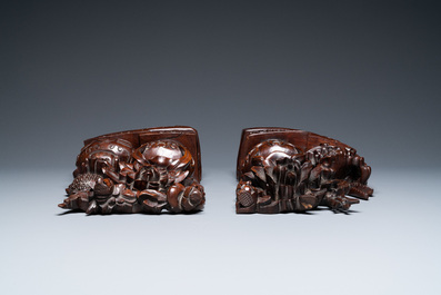 Une paire de sculptures en bois figurant des vases sur &eacute;tag&egrave;res, Chine, 19&egrave;me