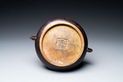Een Chinese bronzen wierookbrander, Xuande merk, Kangxi