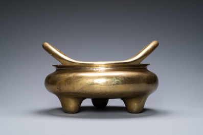 Un grand br&ucirc;le-parfum tripod en bronze, marque de Xuande avec inscription, Chine, 17/18&egrave;me