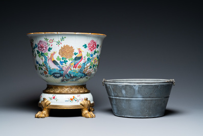 Une jardini&egrave;re en porcelaine de Chine famille rose sur support en bronze ormolu et porcelaine, Qianlong