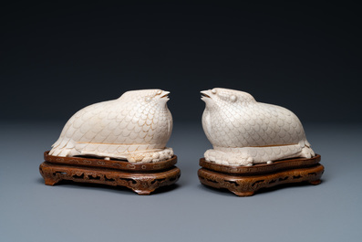 Une paire de bo&icirc;tes couvertes en forme de cailles en ivoire sur socles en bois incrust&eacute;, Chine, R&eacute;publique