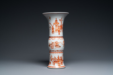 Een Chinese ijzerrode en vergulde 'gu' vaas met antiquiteiten, Kangxi