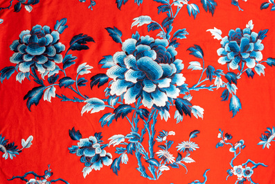 Een uitzonderlijk groot Chinees met zijde geborduurd vilten doek met blauwe bloemen en perziken op rode fondkleur, 18/19e eeuw