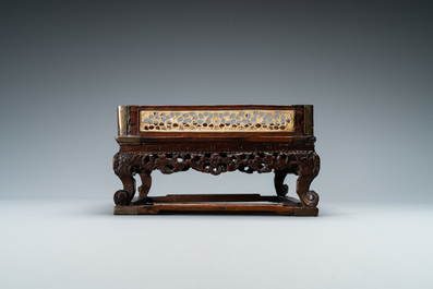 Een Chinees vierkant houten plateau met opengewerkte zijvlakken in been, 18/19e eeuw