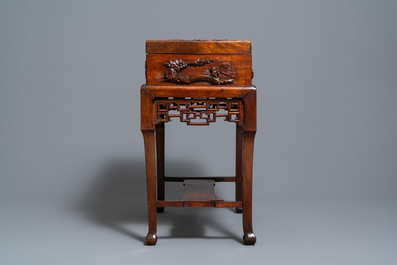 Een Chinese houten koffer op sokkel, 19/20e eeuw