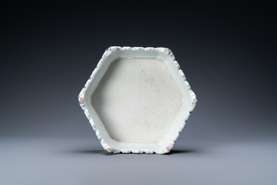 Un socle en porcelaine de Chine famille rose &agrave; d&eacute;cor d'antiquit&eacute;s, Yongzheng