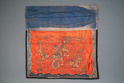 Un panneau en broderie de soie et de fil d'or &agrave; d&eacute;cor de lions bouddhistes, Chine, 19&egrave;me