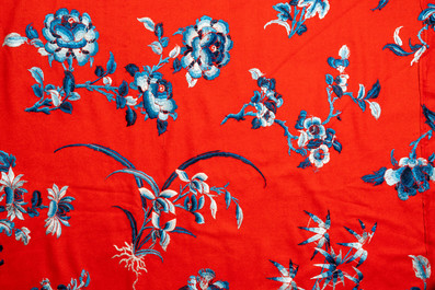 Een uitzonderlijk groot Chinees met zijde geborduurd vilten doek met blauwe bloemen en perziken op rode fondkleur, 18/19e eeuw