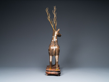 Een Chinees cloisonn&eacute; model van een hert, 19/20e eeuw