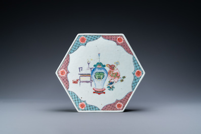 Een Chinese hexagonale famille rose sokkel met antiquiteiten, Yongzheng