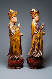 Een paar grote Chinese of Vietnamese vergulde, gelakte en beschilderde houten figuren, 18/19e eeuw