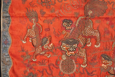 Un panneau en broderie de soie et de fil d'or &agrave; d&eacute;cor de lions bouddhistes, Chine, 19&egrave;me