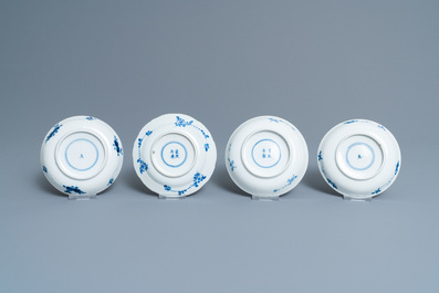 Quarante-six tasses et vingt-cinq soucoupes en porcelaine de Chine en bleu et blanc, divers marques, 19&egrave;me