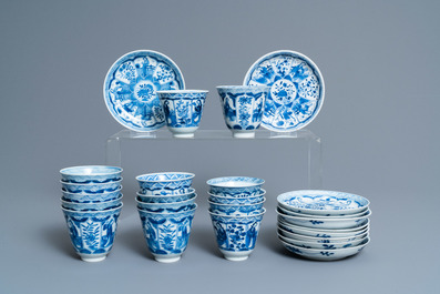 Quarante-six tasses et vingt-cinq soucoupes en porcelaine de Chine en bleu et blanc, divers marques, 19&egrave;me