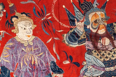 Une toile en feutre rouge &agrave; broderie en soie de figures, Chine, 19&egrave;me