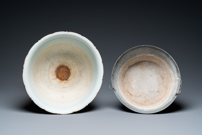 Une jardini&egrave;re en porcelaine de Chine famille rose sur support en bronze ormolu et porcelaine, Qianlong