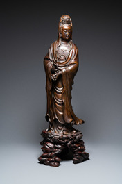 Een uitzonderlijk grote Chinese met zilver ingelegde bronzen figuur van Guanyin, Yutang Shi Sou merk, Qing