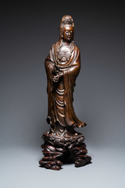 Une figure de Guanyin en bronze incrust&eacute; d'argent, marque Yutang Shi Sou, Qing