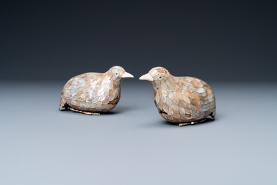 Une paire de bo&icirc;tes couvertes en forme de cailles en bois et nacre, Chine, marque de Qianlong, Qing