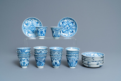 Quarante-six tasses et vingt-cinq soucoupes en porcelaine de Chine en bleu et blanc, divers marques, 19&egrave;me