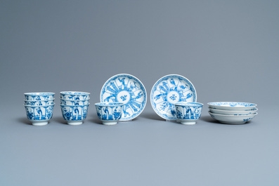 Quarante-six tasses et vingt-cinq soucoupes en porcelaine de Chine en bleu et blanc, divers marques, 19&egrave;me