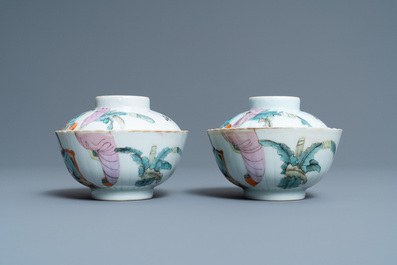 Une paire de bols couverts sur pr&eacute;sentoirs en porcelaine de Chine qianjiang cai, 19/20&egrave;me