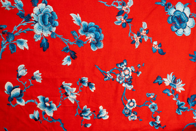 Een uitzonderlijk groot Chinees met zijde geborduurd vilten doek met blauwe bloemen en perziken op rode fondkleur, 18/19e eeuw