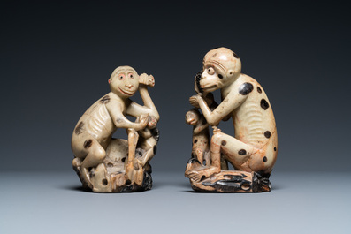 Twee Chinese zeepstenen groepen met apen, 19e eeuw