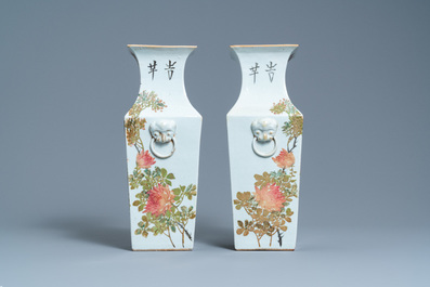 Een paar Chinese vierkante qianjiang cai vazen, 19/20e eeuw