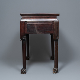 Een Chinese houten tafel met marmeren bovenblad, 19/20e eeuw
