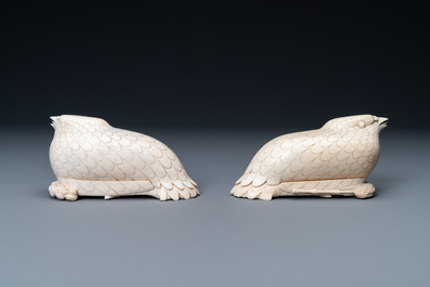 Een paar Chinese ivoren dekseldoosjes in de vorm van kwartels op houten sokkels, Republiek