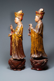 Een paar grote Chinese of Vietnamese vergulde, gelakte en beschilderde houten figuren, 18/19e eeuw