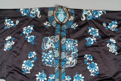 Une robe de femme en soie brod&eacute;e &agrave; d&eacute;cor de papillons et fleurs, Chine, 19&egrave;me