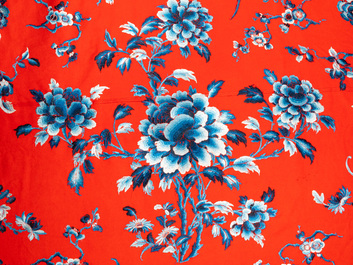 Een uitzonderlijk groot Chinees met zijde geborduurd vilten doek met blauwe bloemen en perziken op rode fondkleur, 18/19e eeuw