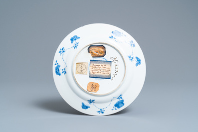 Une assiette en porcelaine de Chine en bleu et blanc, ancienne collection Auguste le Fort, Kangxi