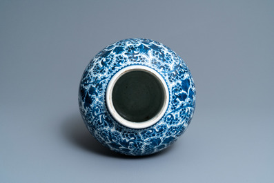 Un vase en porcelaine de Chine en bleu et blanc &agrave; d&eacute;cor de ph&eacute;nix, Kangxi