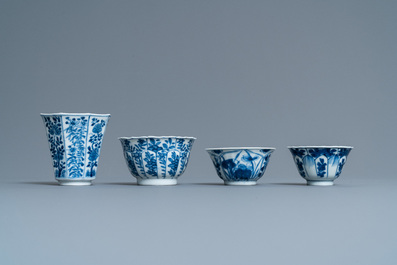Vingt-et-un soucoupes et dix-huit tasses en porcelaine de Chine en bleu et blanc, Kangxi