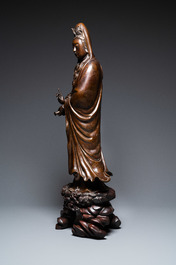 Een uitzonderlijk grote Chinese met zilver ingelegde bronzen figuur van Guanyin, Yutang Shi Sou merk, Qing