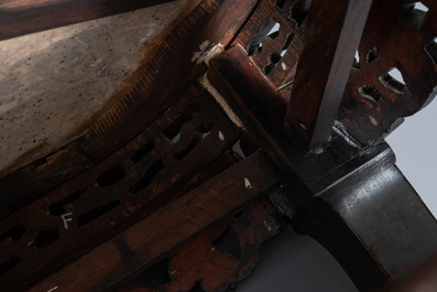 Een Chinese houten sokkel met marmeren bovenblad, 19e eeuw