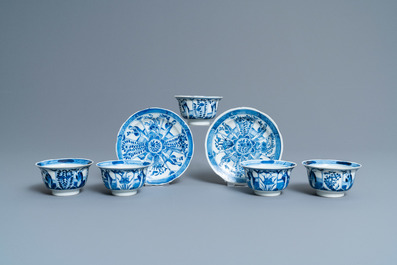 Quarante-six tasses et vingt-cinq soucoupes en porcelaine de Chine en bleu et blanc, divers marques, 19&egrave;me