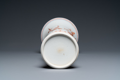 Een Chinese ijzerrode en vergulde 'gu' vaas met antiquiteiten, Kangxi