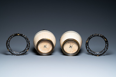 Une paire de jarres en porcelaine de Chine monochrome dite 'de Nankin' sur socles ajour&eacute;s en bronze, 19&egrave;me