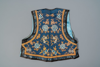 Een Chinees geborduurd zijden jasje, een rok en een mouwfragment, Qing