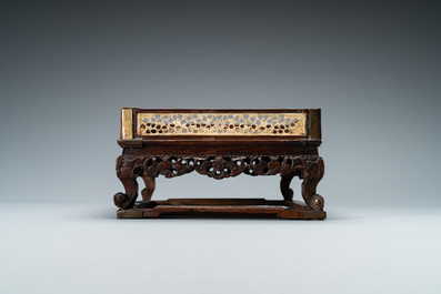 Een Chinees vierkant houten plateau met opengewerkte zijvlakken in been, 18/19e eeuw