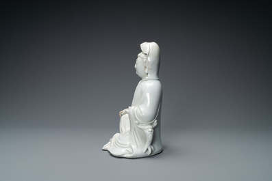 Une figure de Guanyin en porcelaine blanc de Chine de Dehua, 18/19&egrave;me